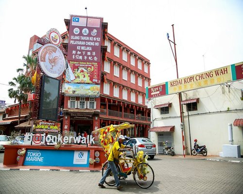 Seseorang menikmati kopi sambil melakukan jeda peregangan di pagi hari